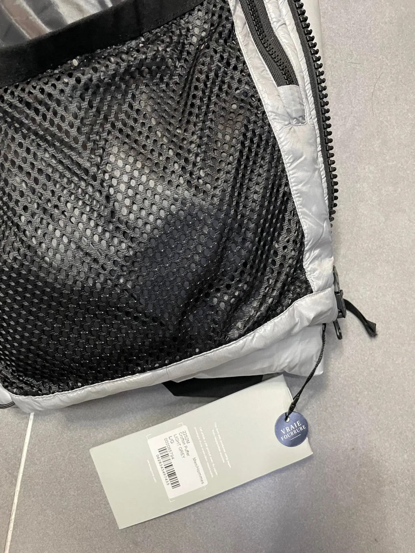 P780 Gray Red Label Top Version 𝘾𝘼𝙉𝘼𝘿𝘼 𝙂𝙊𝙊𝙎𝙀/Canada Goose 2023 Limited New Crofton Puff Down Jacket Pure Guangzhou Inspection 95 White Duck Down Filling‼  Top version, ceiling level‼ Crofton soft bread, the latest style in 2023, has a cold protection effect of up to level 4. It is made of recycled Feather-Light tear-resistant fabric. It is ultra-light and has no weight on the upper body at all! The unique black label highlights your temperament‼  Canada Goose, a Canadian brand, has always been recognized as the warmest down jacket. Various Instagram celebrities, Internet celebrities, and celebrities often wear it for street photos. I do Canada Goose every year, but I still can’t get rid of my love for geese. No matter how cold the winter is, there is no need to be afraid, because there are geese! Filled with 80% white duck down, Canada Goose is the legendary warmest down jacket and is known as a must-have for Arctic outdoor sports! The most popular down jacket in the world, celebrities are rushing to buy it, it is a must-have! Same style for men and women Size: S-XXL